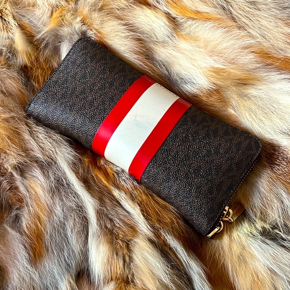 Michael Kors International Zippered Wallet - Picture 2 of 4